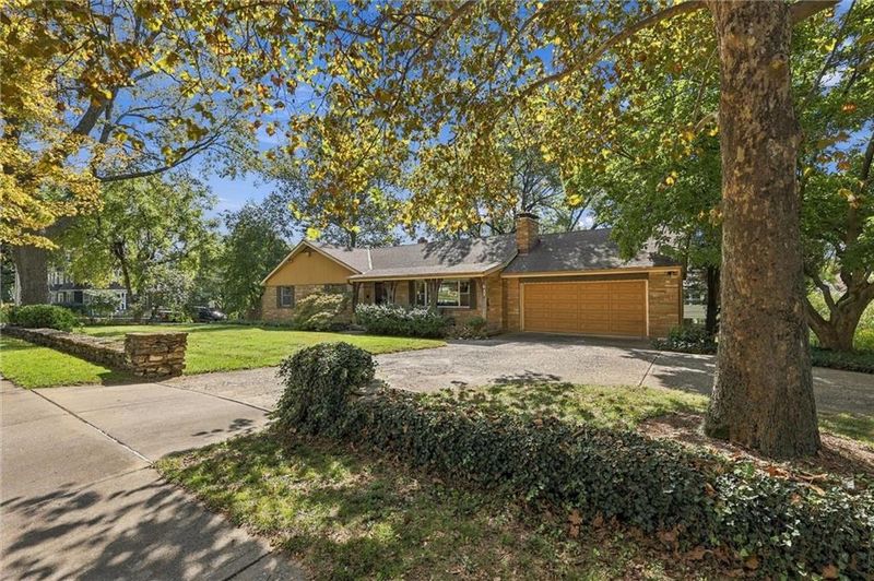 617 Brush Creek Blvd, Kansas City, MO 64110