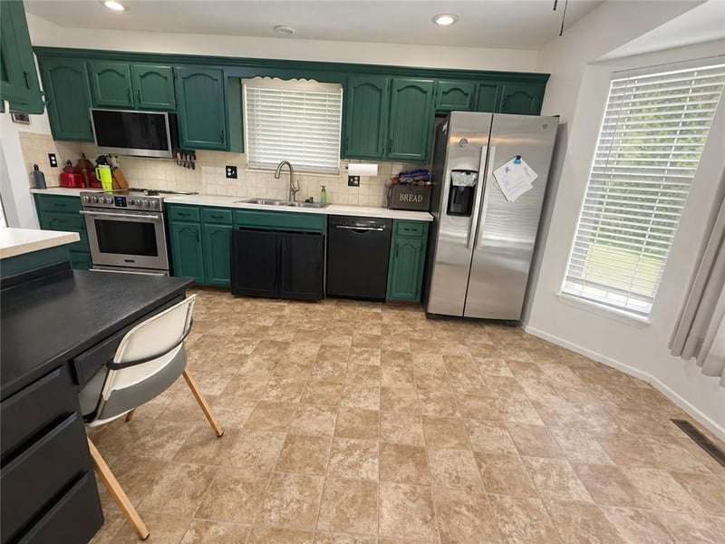 2121 NW Hidden Pointe Ct, Blue Springs, MO 64015