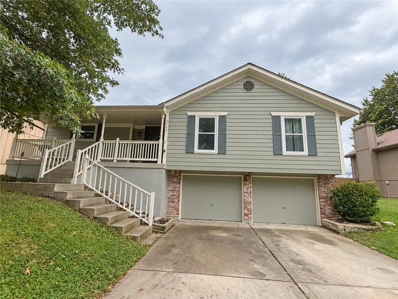 2121 NW Hidden Pointe Ct, Blue Springs, MO 64015