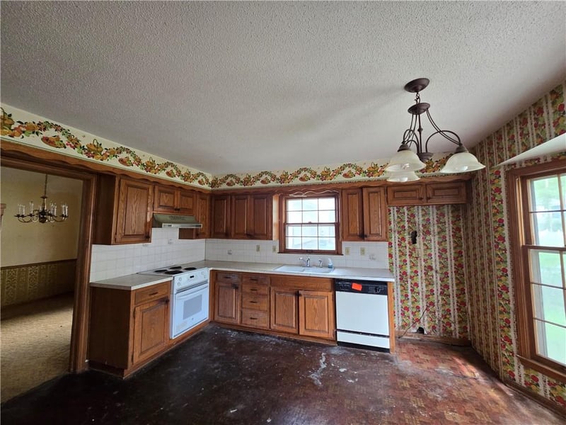 12905 Manchester Ave, Grandview, MO 64030