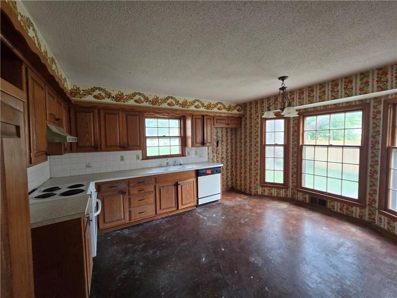 12905 Manchester Ave, Grandview, MO 64030