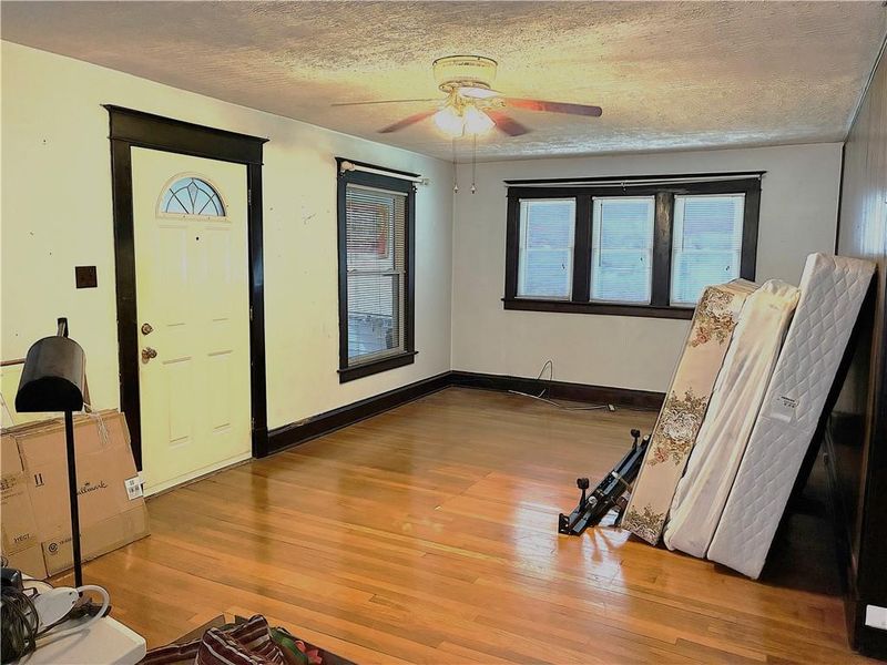 3525 Flora Ave, Kansas City, MO 64109