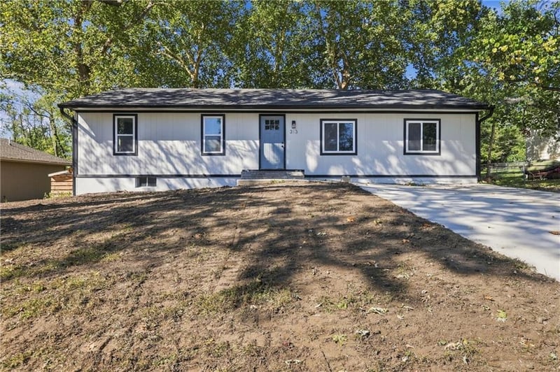 313 Clearview Dr, Pleasant Hill, MO 64080