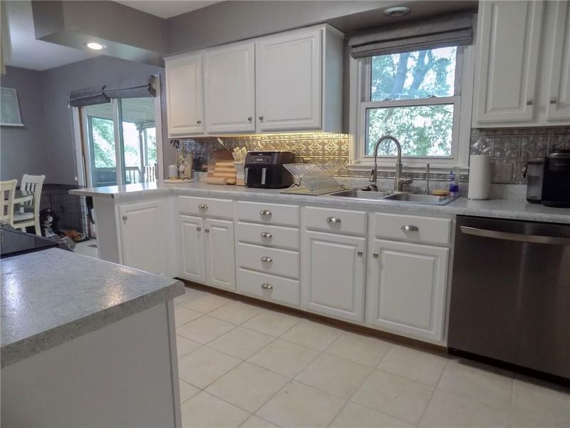 804 N 6 St, Wathena, KS 66090