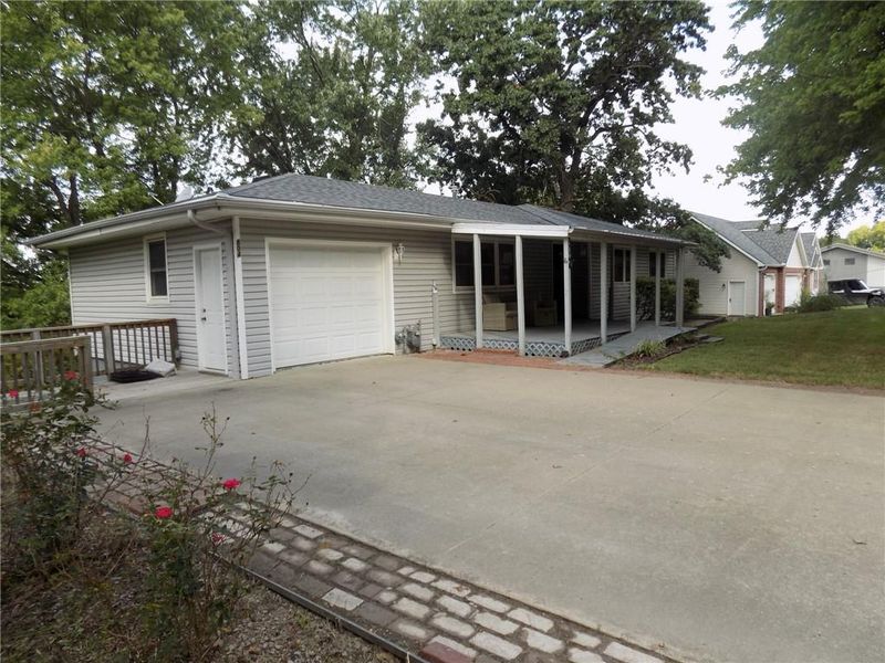 804 N 6 St, Wathena, KS 66090
