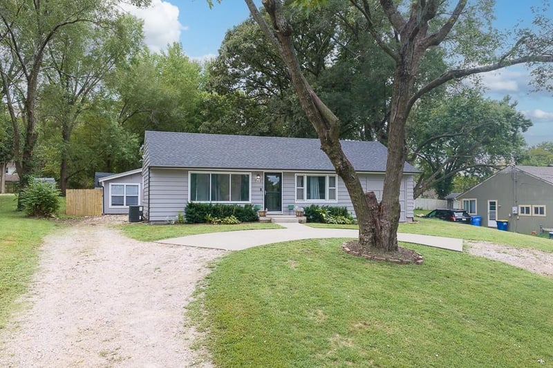 702 E 8th St, Tonganoxie, KS 66086