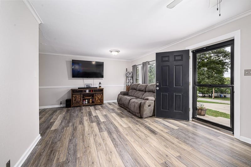 702 E 8th St, Tonganoxie, KS 66086