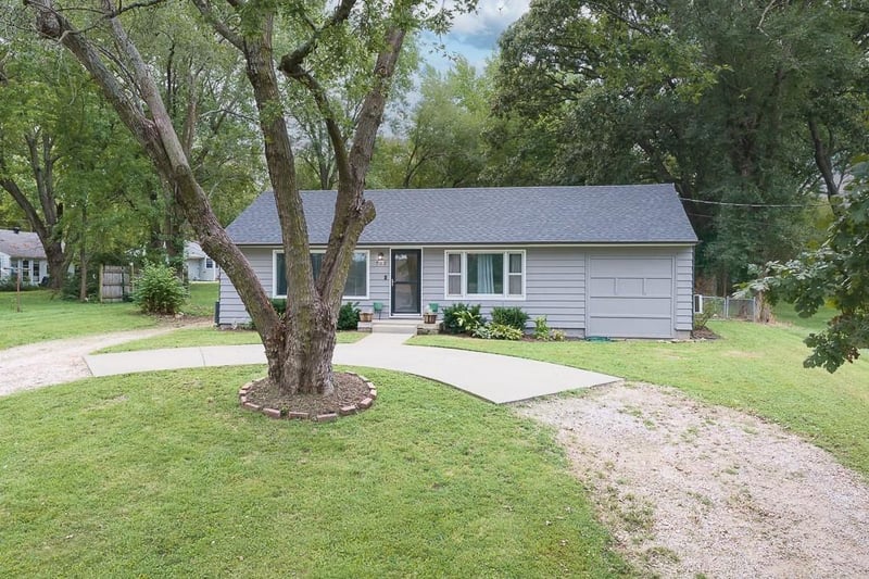 702 E 8th St, Tonganoxie, KS 66086