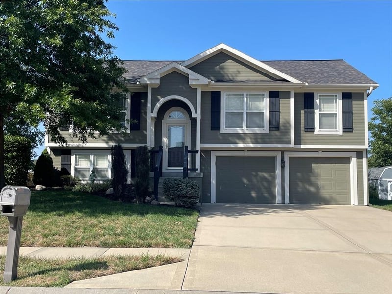 920 E 8th St Cir, Kearney, MO 64060