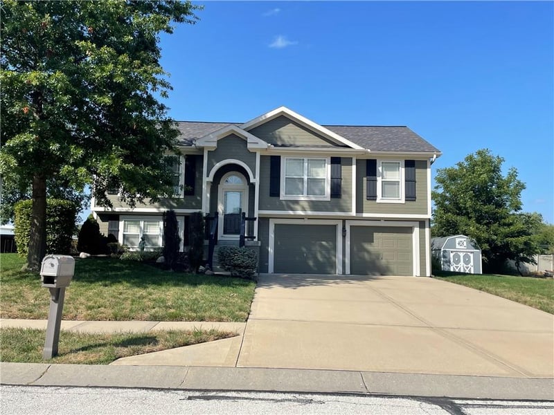 920 E 8th St Cir, Kearney, MO 64060