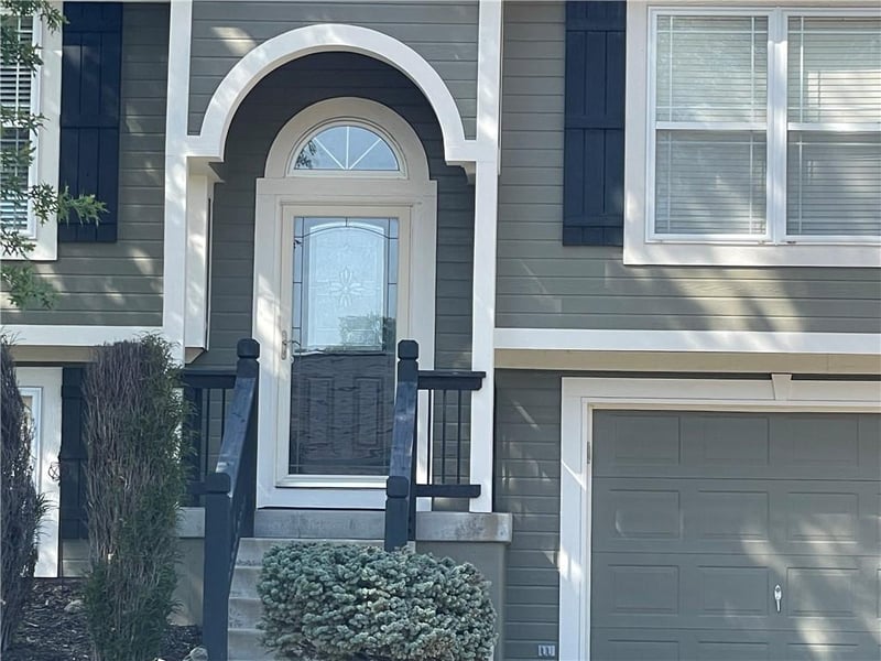 920 E 8th St Cir, Kearney, MO 64060