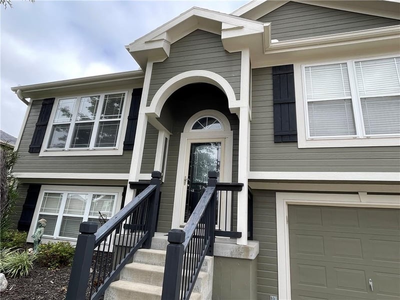920 E 8th St Cir, Kearney, MO 64060