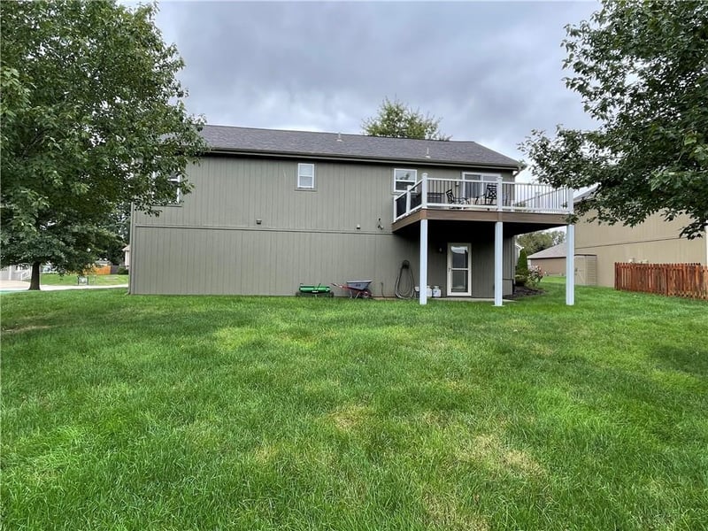 920 E 8th St Cir, Kearney, MO 64060