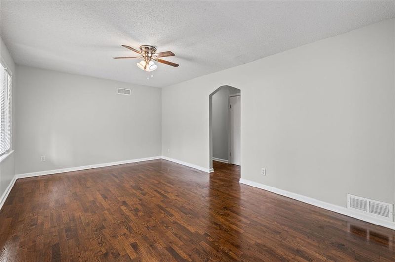 11400 E 11th St S, Independence, MO 64054