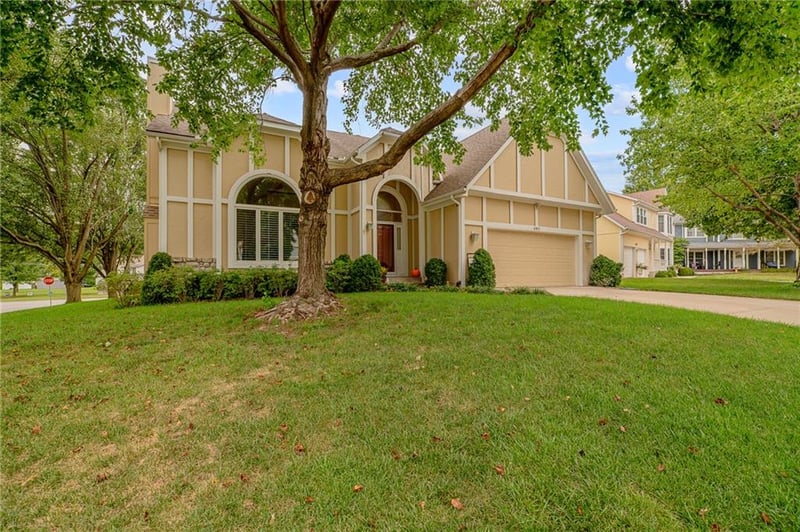 6812 Haskins St, Shawnee, KS 66216