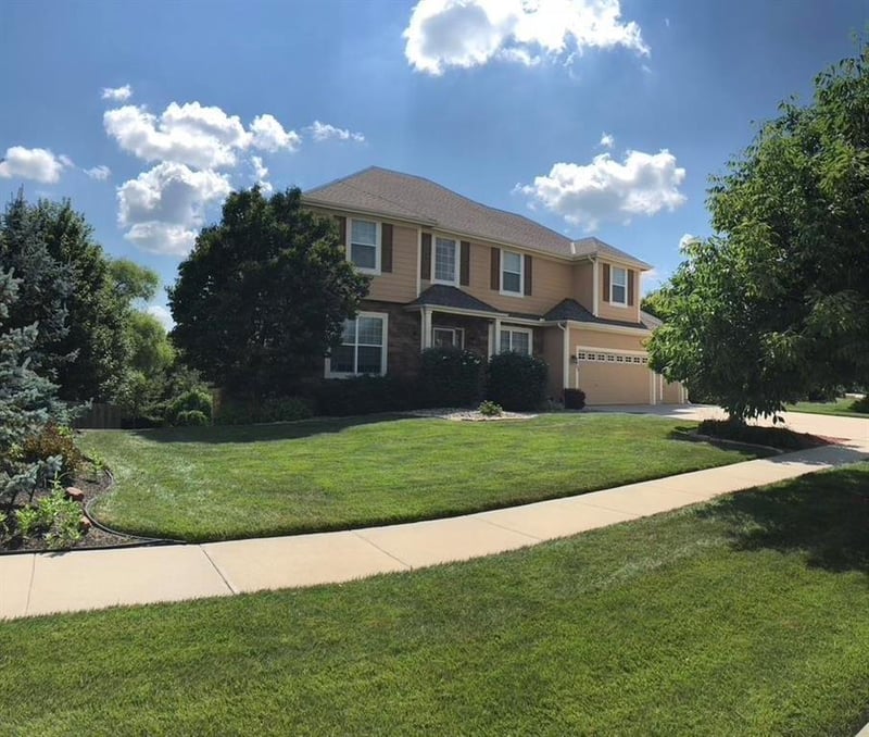 703 Willow Dr, Lansing, KS 66043