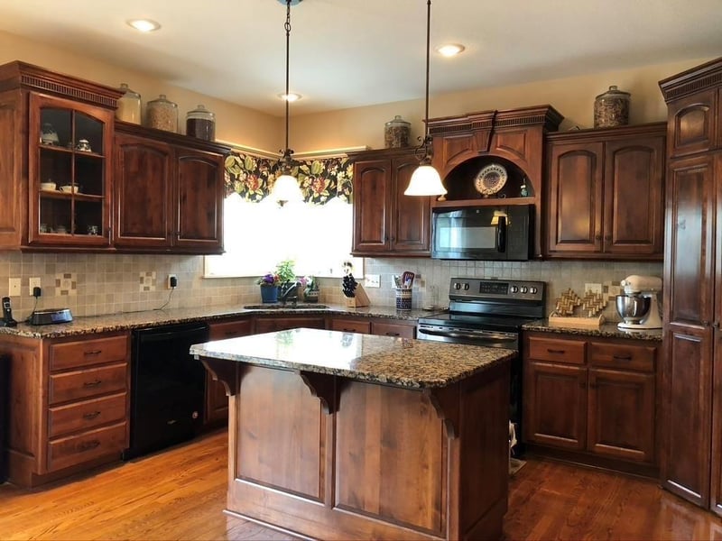 703 Willow Dr, Lansing, KS 66043