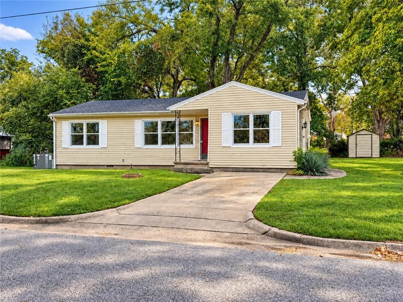 635 N Perkins St, Nevada, MO 64772