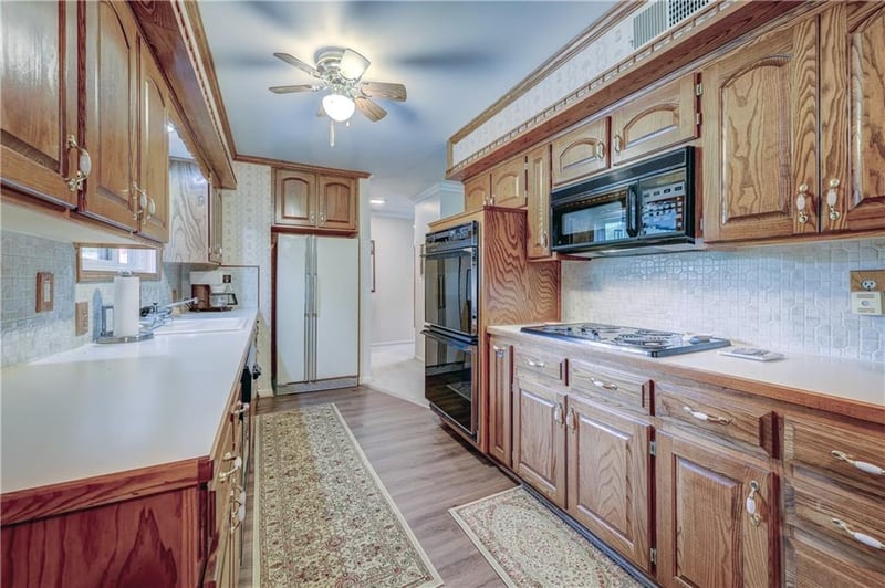 5916 W 78th St, Prairie Village, KS 66208