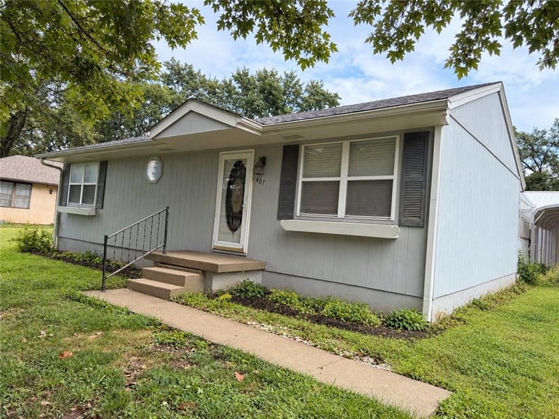 407 Vernon St, Buckner, MO 64016
