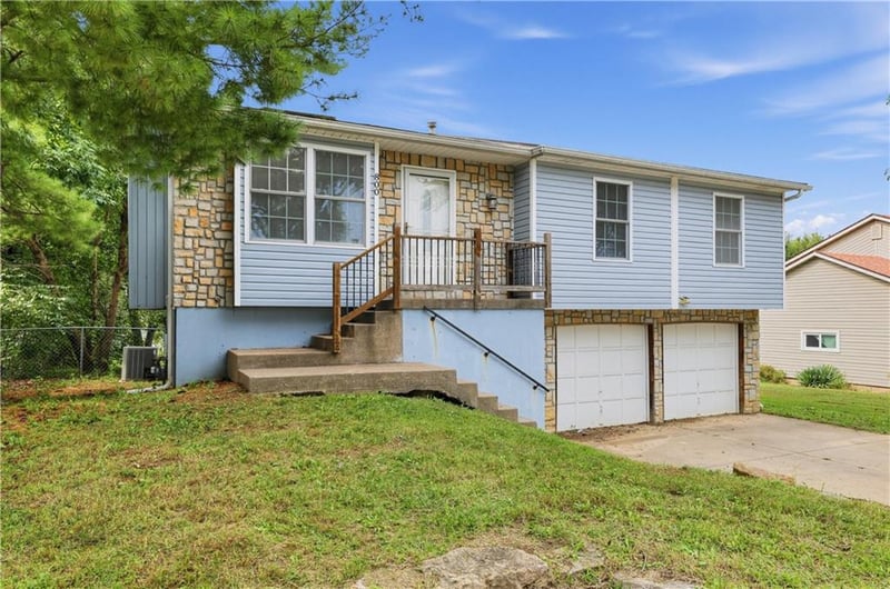 800 N Mohican Dr, Independence, MO 64056