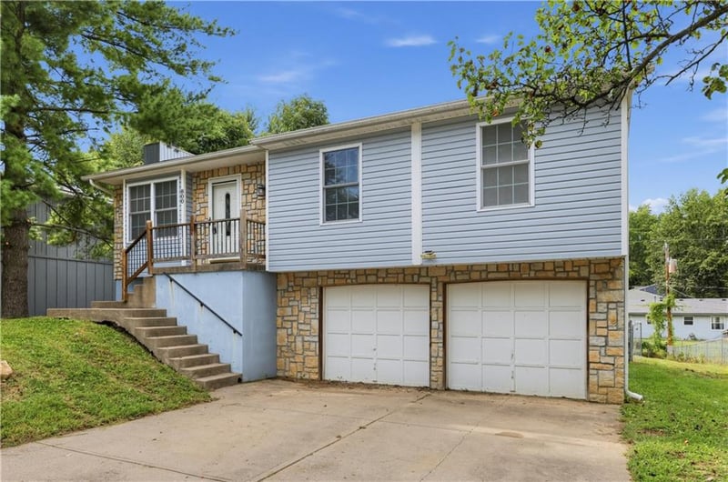 800 N Mohican Dr, Independence, MO 64056