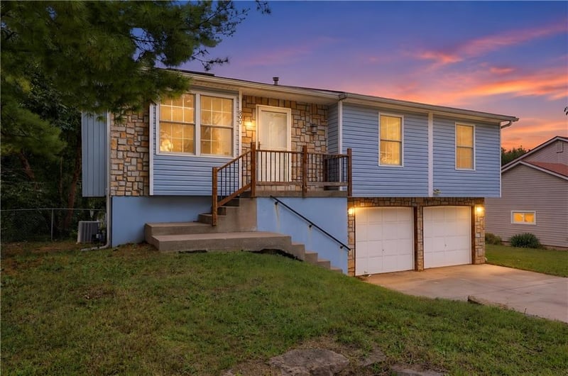 800 N Mohican Dr, Independence, MO 64056