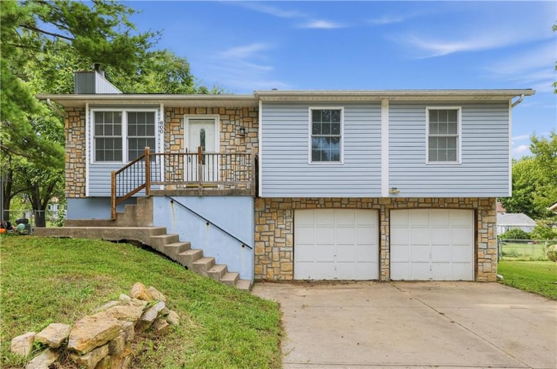 800 N Mohican Dr, Independence, MO 64056