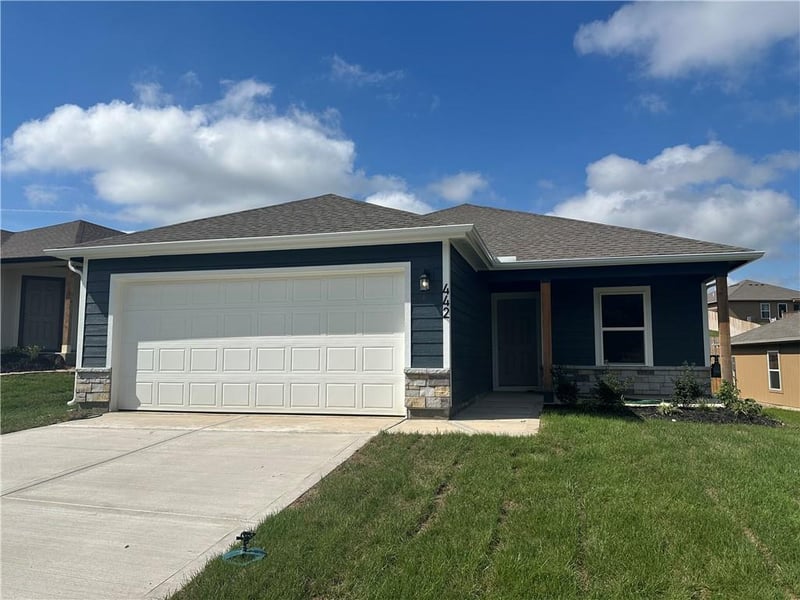 442 Valley View Dr, Tonganoxie, KS 66086