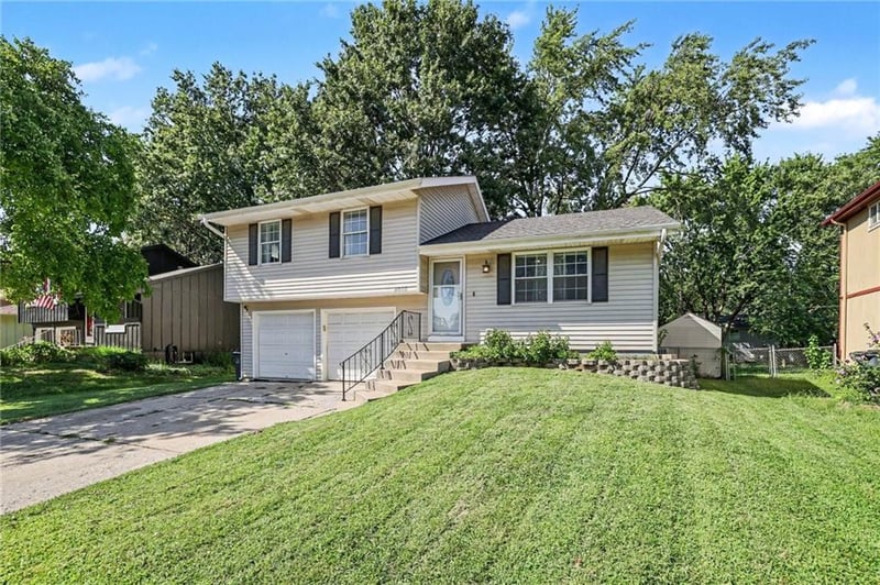 2018 E Mohawk Ct, Olathe, KS 66062