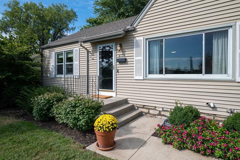 6126 Metcalf Ln, Overland Park, KS 66202