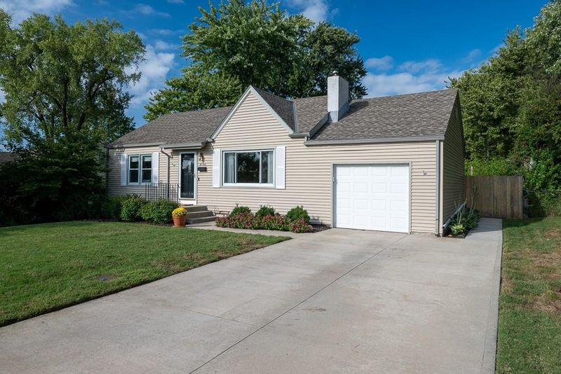 6126 Metcalf Ln, Overland Park, KS 66202