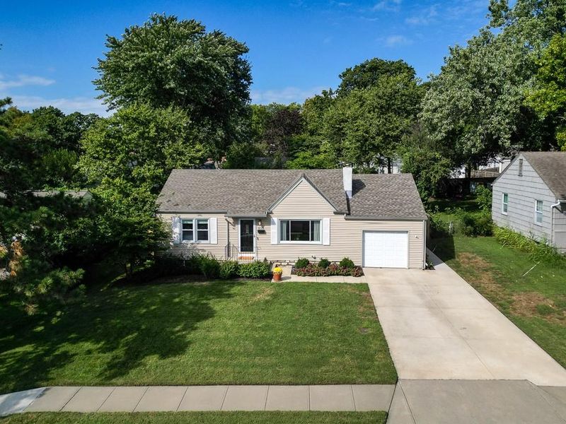 6126 Metcalf Ln, Overland Park, KS 66202