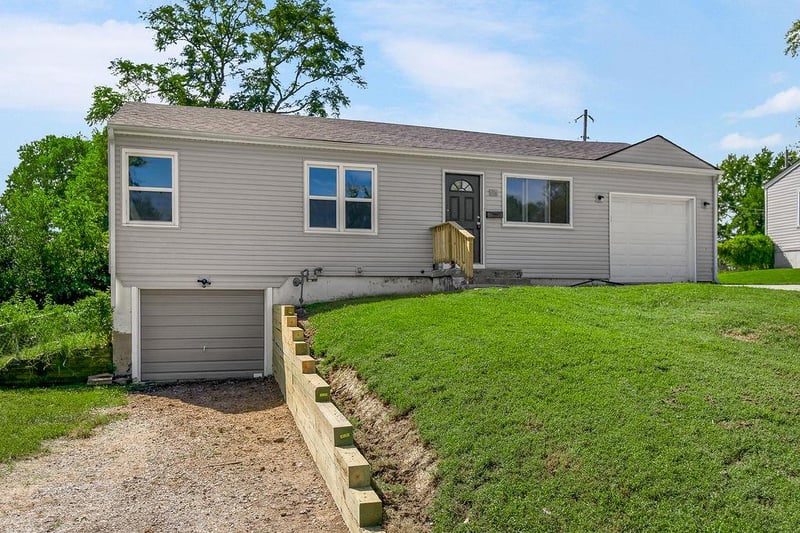 116 N Peck Dr, Independence, MO 64056