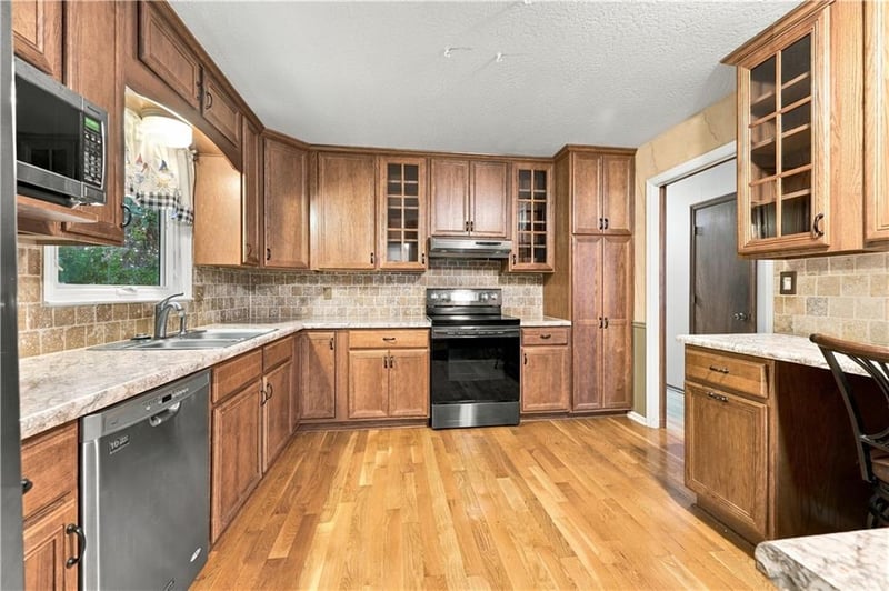 16312 E 38th St S, Independence, MO 64055