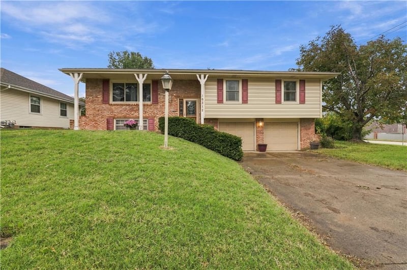 16312 E 38th St S, Independence, MO 64055