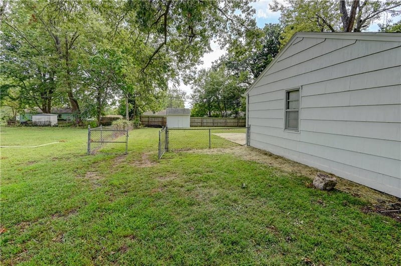 9409 E 65th St, Raytown, MO 64133