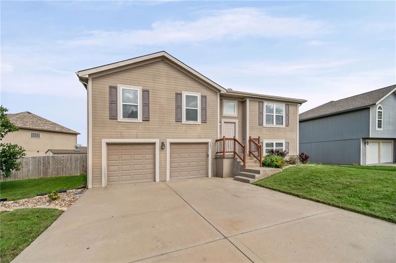 1505 Clear Creek Dr, Kearney, MO 64060