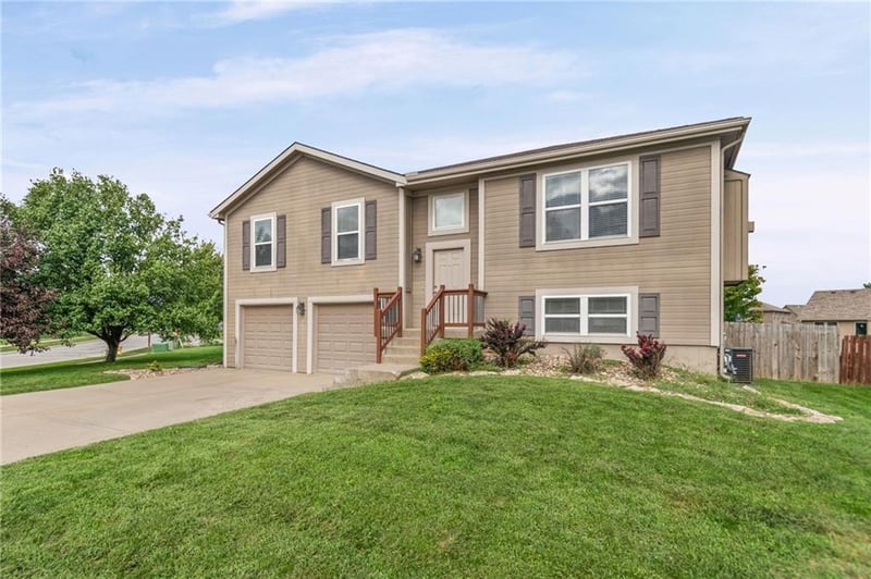 1505 Clear Creek Dr, Kearney, MO 64060