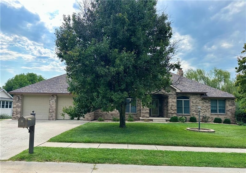 3008 Woods Ct, St Joseph, MO 64505