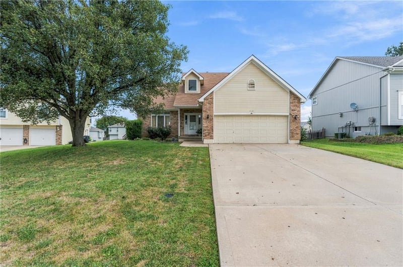 1112 Camelot Dr, Raymore, MO 64083
