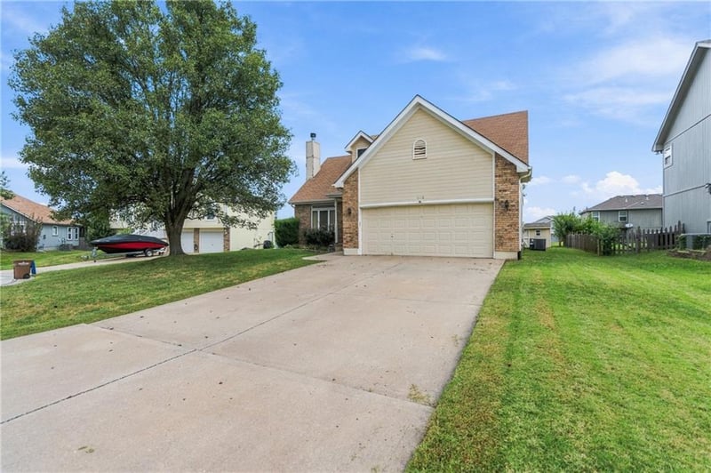 1112 Camelot Dr, Raymore, MO 64083