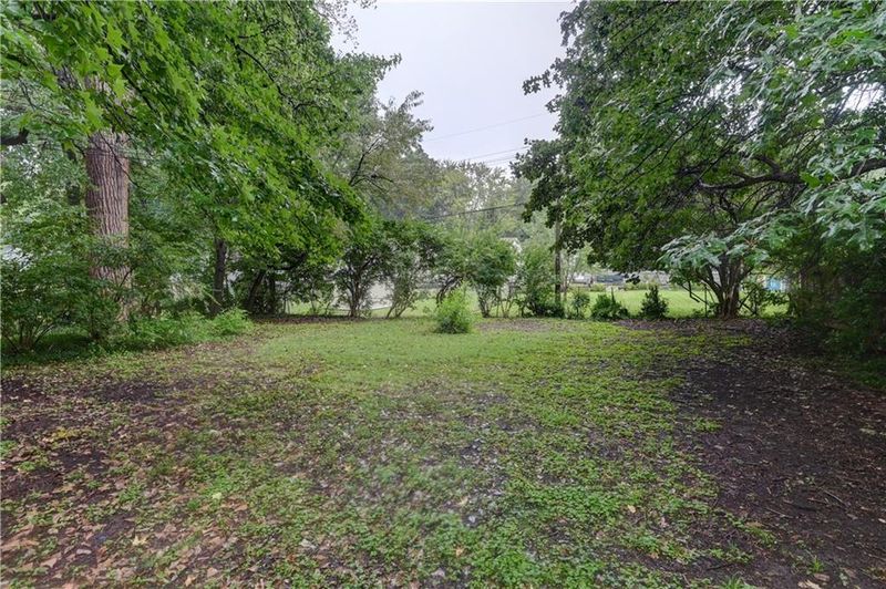 2305 W 73rd St, Prairie Village, KS 66208
