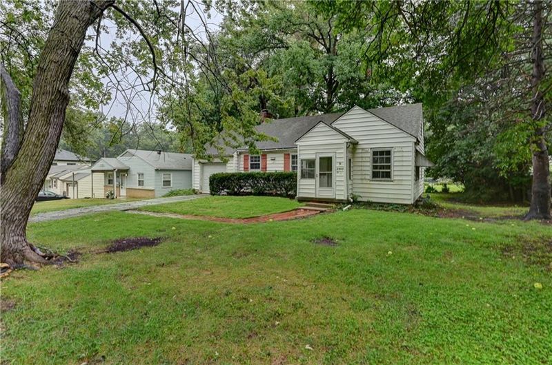 2305 W 73rd St, Prairie Village, KS 66208
