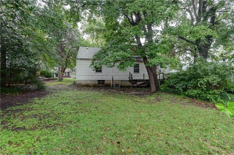 2305 W 73rd St, Prairie Village, KS 66208