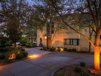 815 W 52nd St, Kansas City, MO 64112