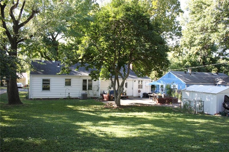 8225 Jarboe St, Kansas City, MO 64114