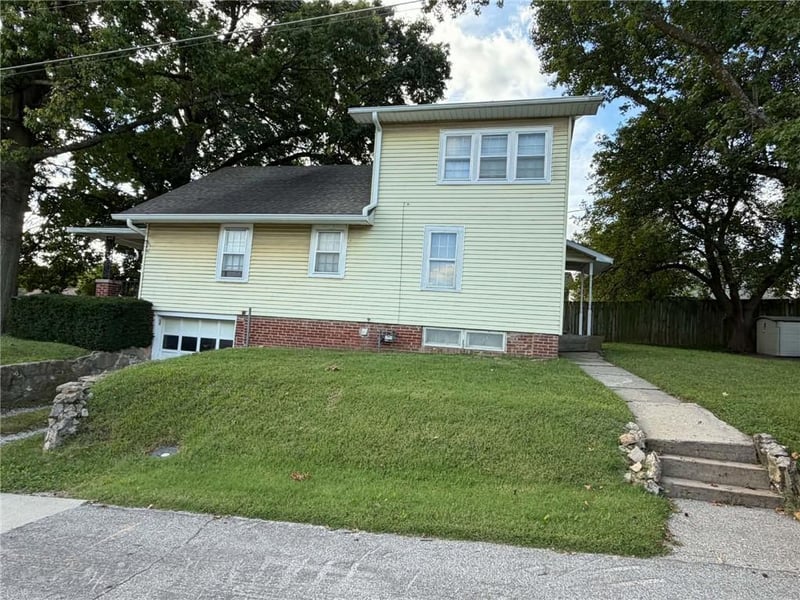 1813 Clifford St, St Joseph, MO 64505
