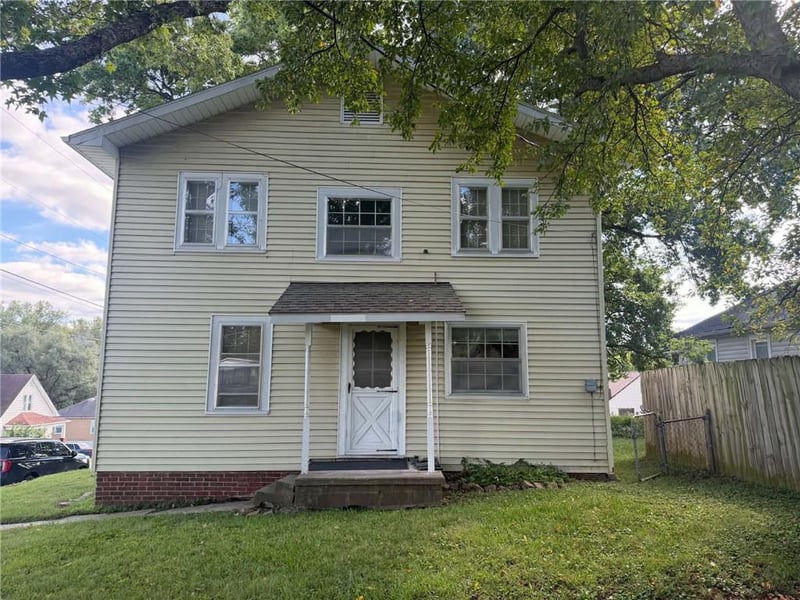 1813 Clifford St, St Joseph, MO 64505