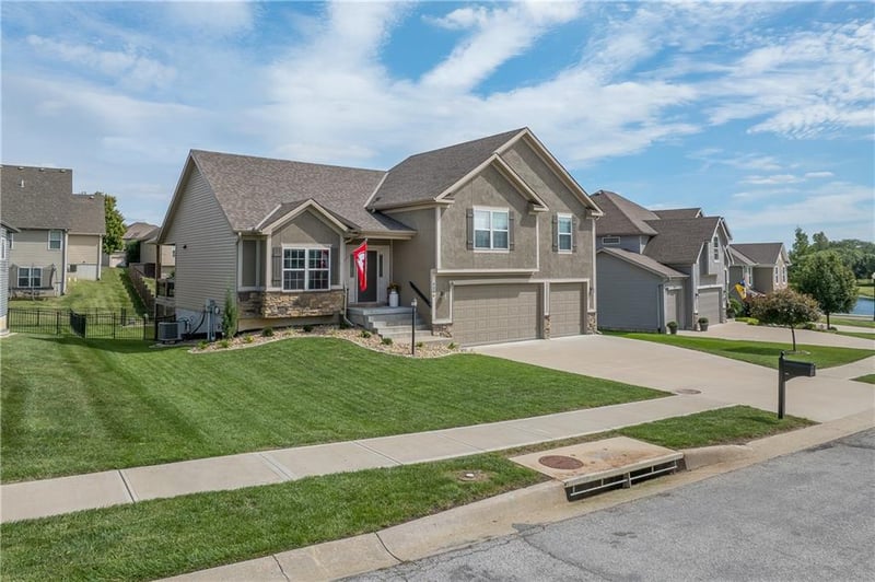 4204 Windward Dr, St Joseph, MO 64505